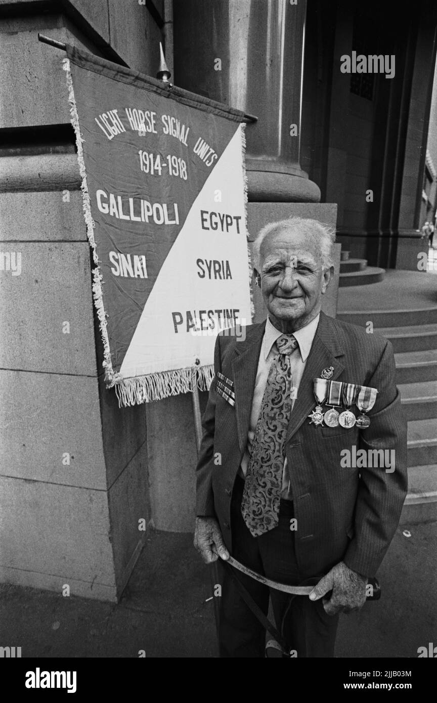 Anzac Day, Sydney. Zurückgekehrter Soldat, der 1980 als Standardträger für das Light Horse Regiment WWI Signals Units im Cenotaph im Hyde Park fungierte Stockfoto