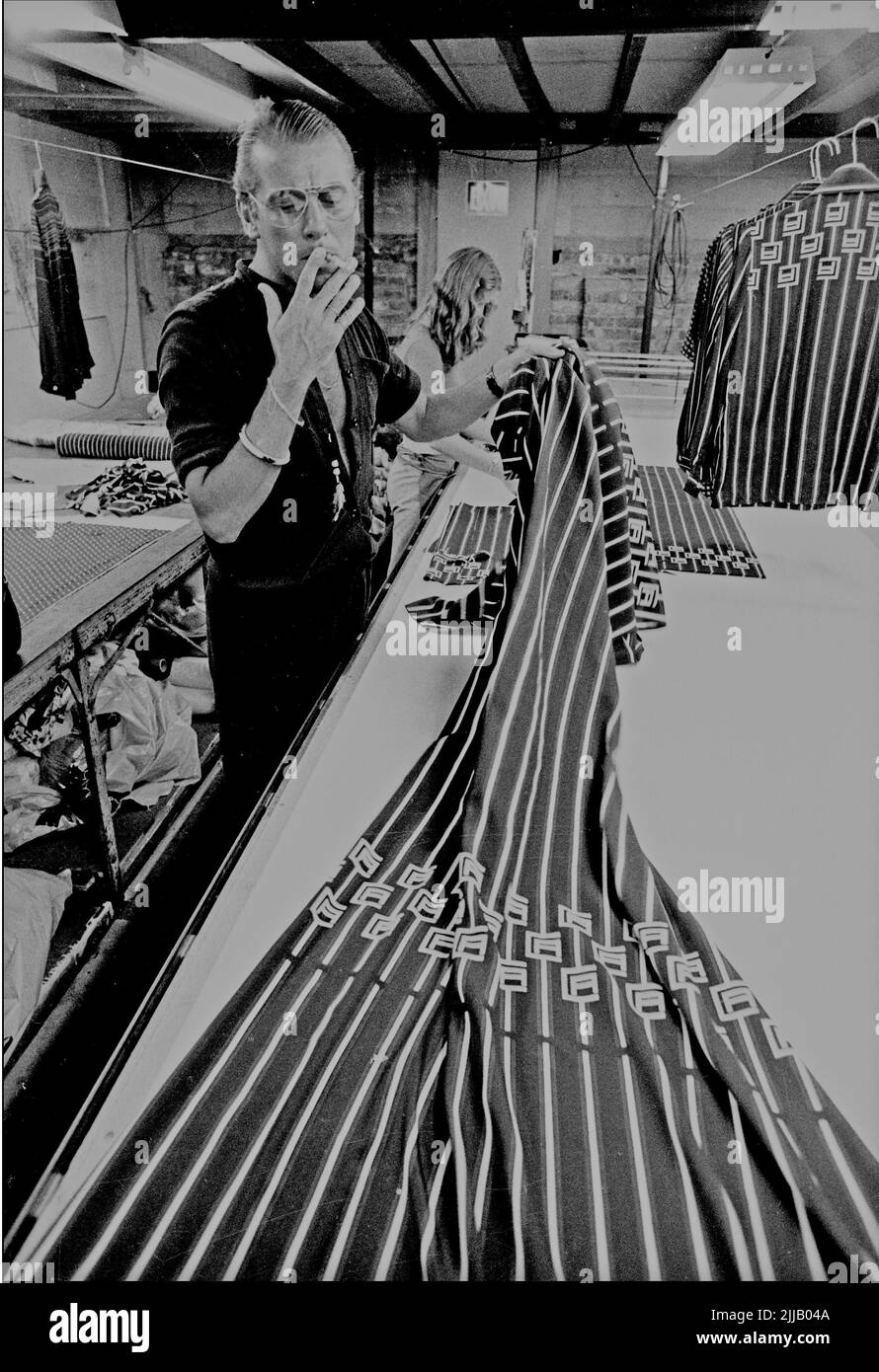 Berühmter australischer Modedesigner, dann Nathan in seinem Atelier, Sydney, um 1982 Stockfoto