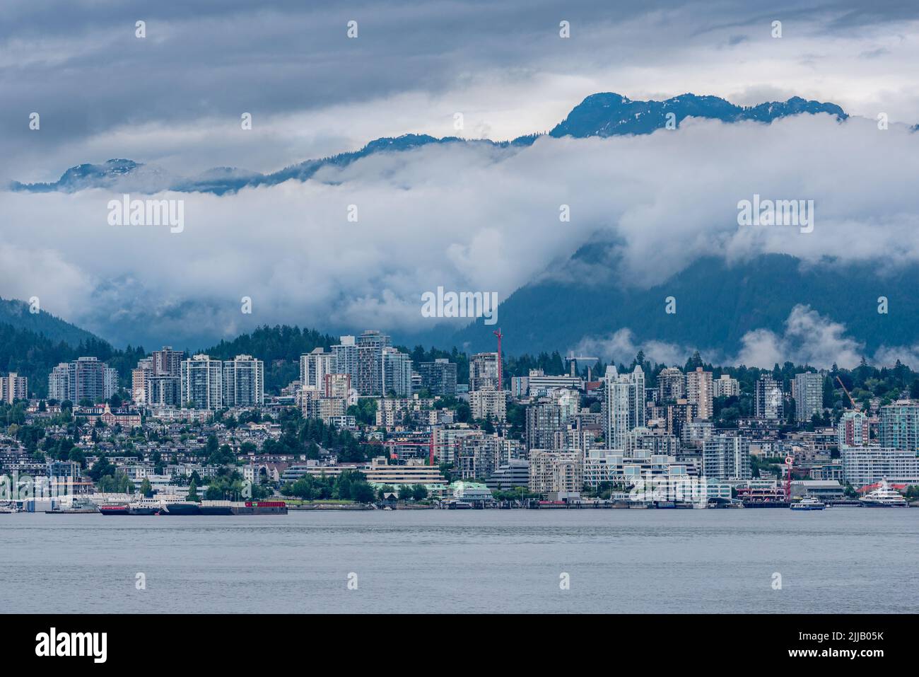 Niedrige Wolken über den Bergen und der Skyline von North Vancouver Stockfoto