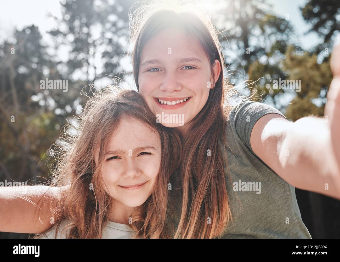 Ich liebe es, große Schwester zu sein. Ein Mädchen, das ein Selfie mit ihrer jüngeren Schwester gemacht hat. Stockfoto