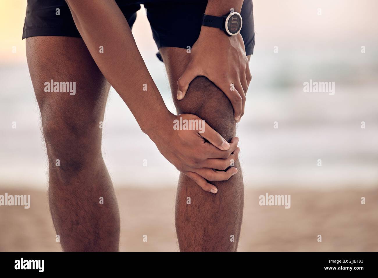 Ruhe ist das, was ich brauche, um mich davon zu erholen. Nahaufnahme eines nicht erkennbaren Mannes, der beim Training im Freien Knieschmerzen hat. Stockfoto