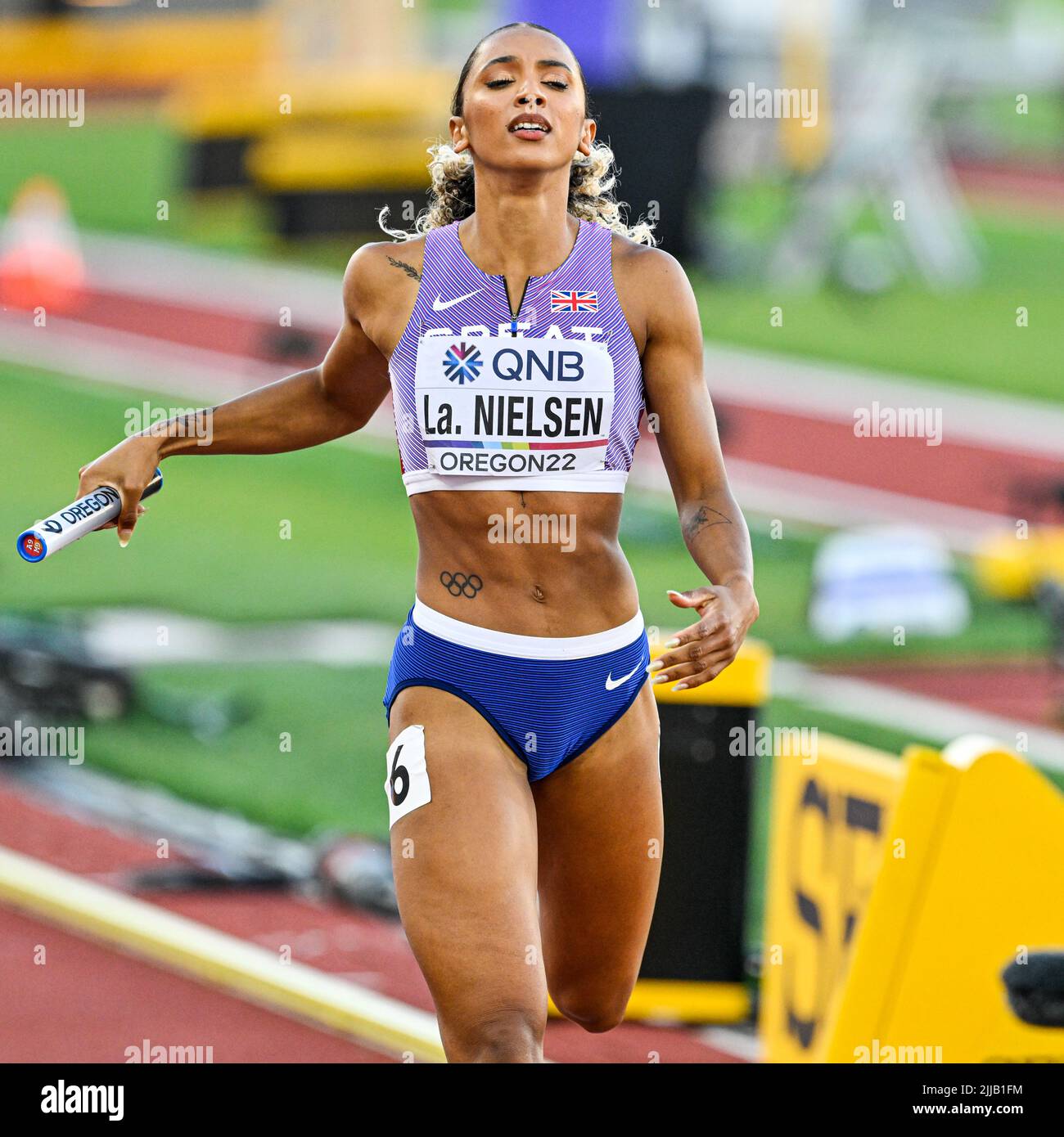 EUGENE, USA - 24. JULI: Laviai Nielsen aus England tritt während der Leichtathletik-Weltmeisterschaften am 24. Juli 2022 in Eugene, USA, bei der Frauen-Staffel 4x 400m an (Foto: Andy Astfalck/BSR Agency) Atletiekunie Stockfoto