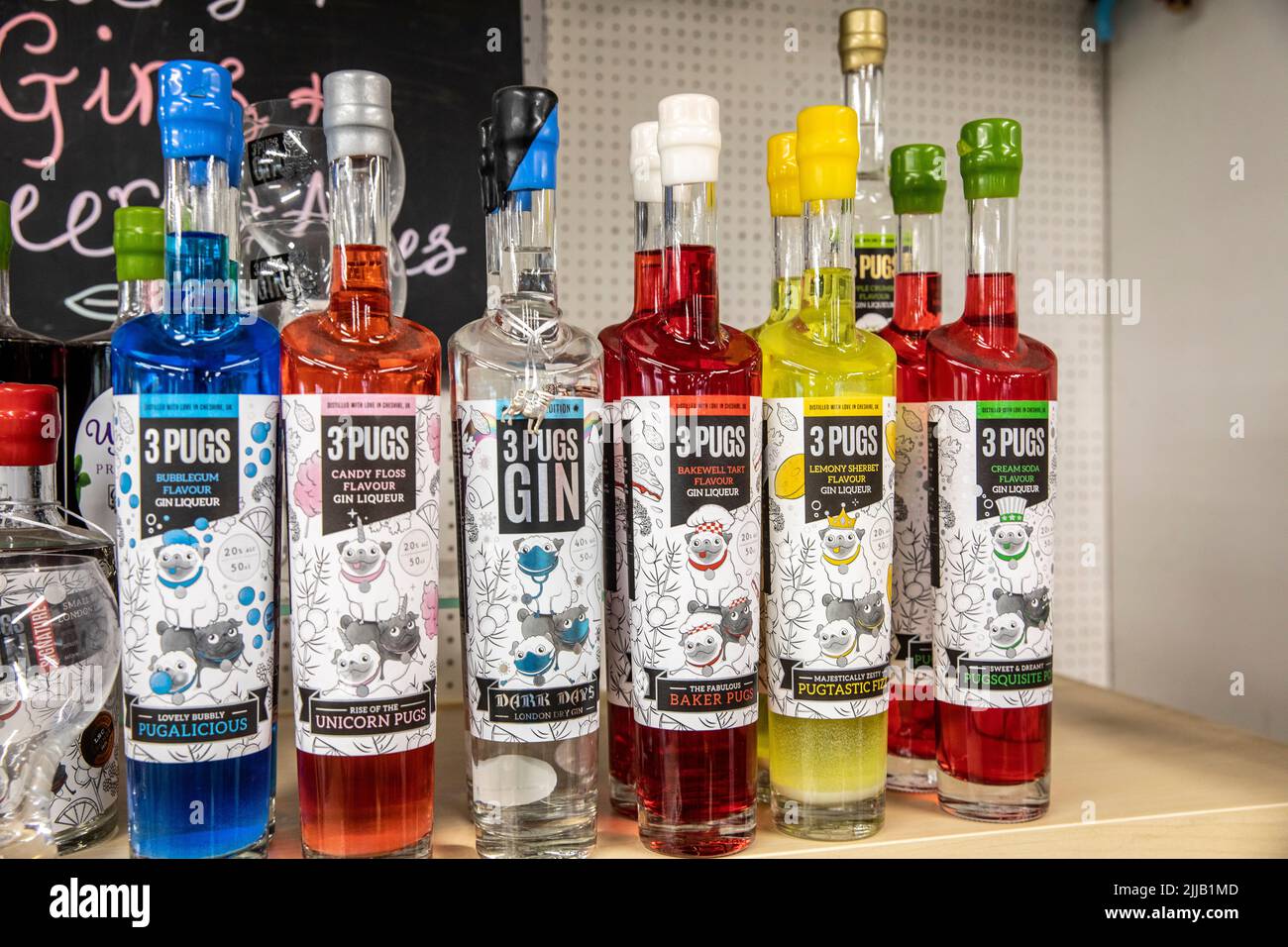 3 Mops Gin-Flaschen mit verschiedenen POP-Aromen zum Verkauf in einem Lancashire Farm Shop in England, Großbritannien, mit Zuckerwatte und Soda-Aroma Stockfoto