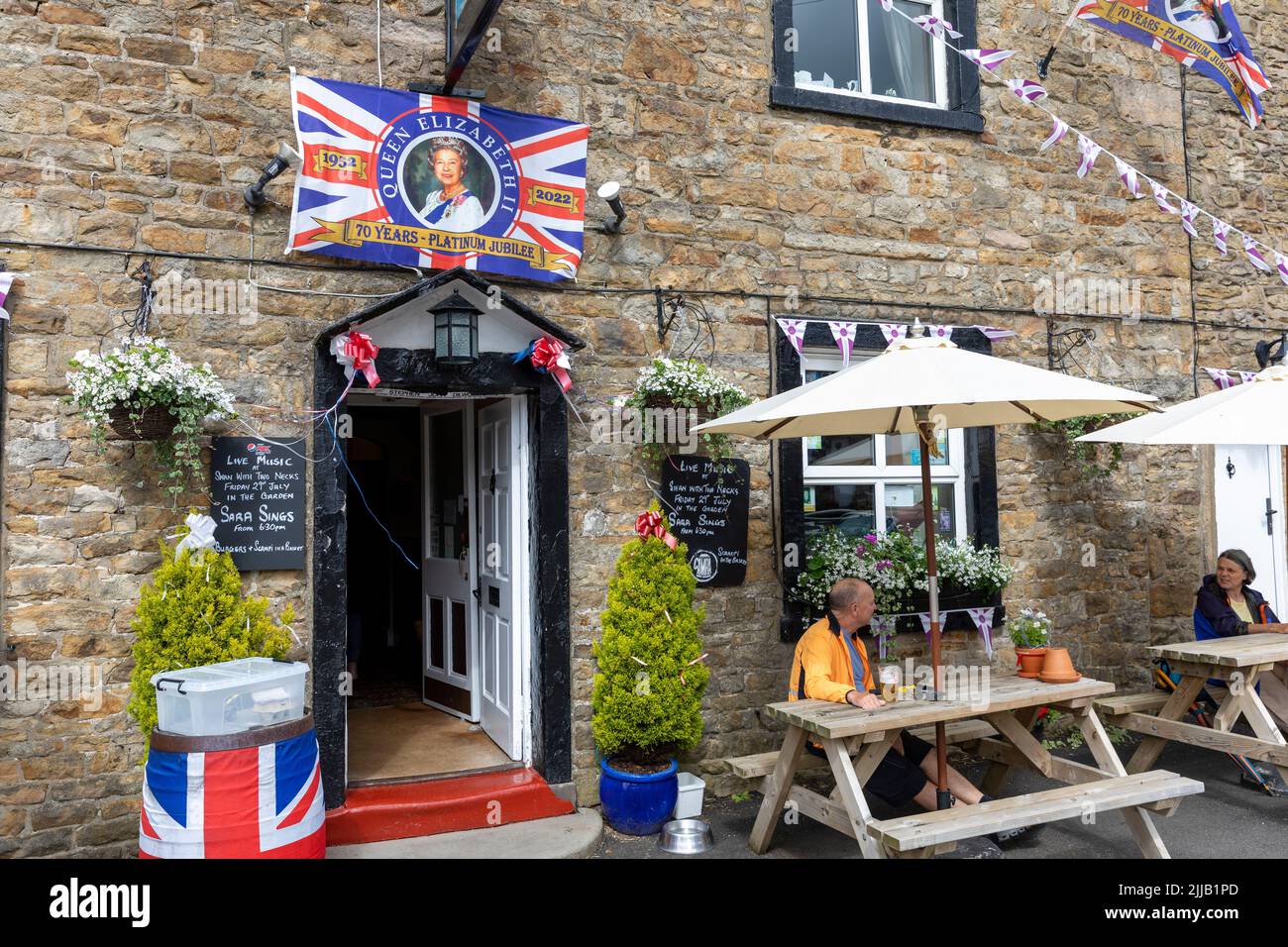 Platinfeiern für Königin Elizabeth im Swan mit Pub mit zwei Hälsen in Pendleton, Dorf in Lancashire, England, Großbritannien, mit ausgestellten Gewerkschaftsjacken Stockfoto
