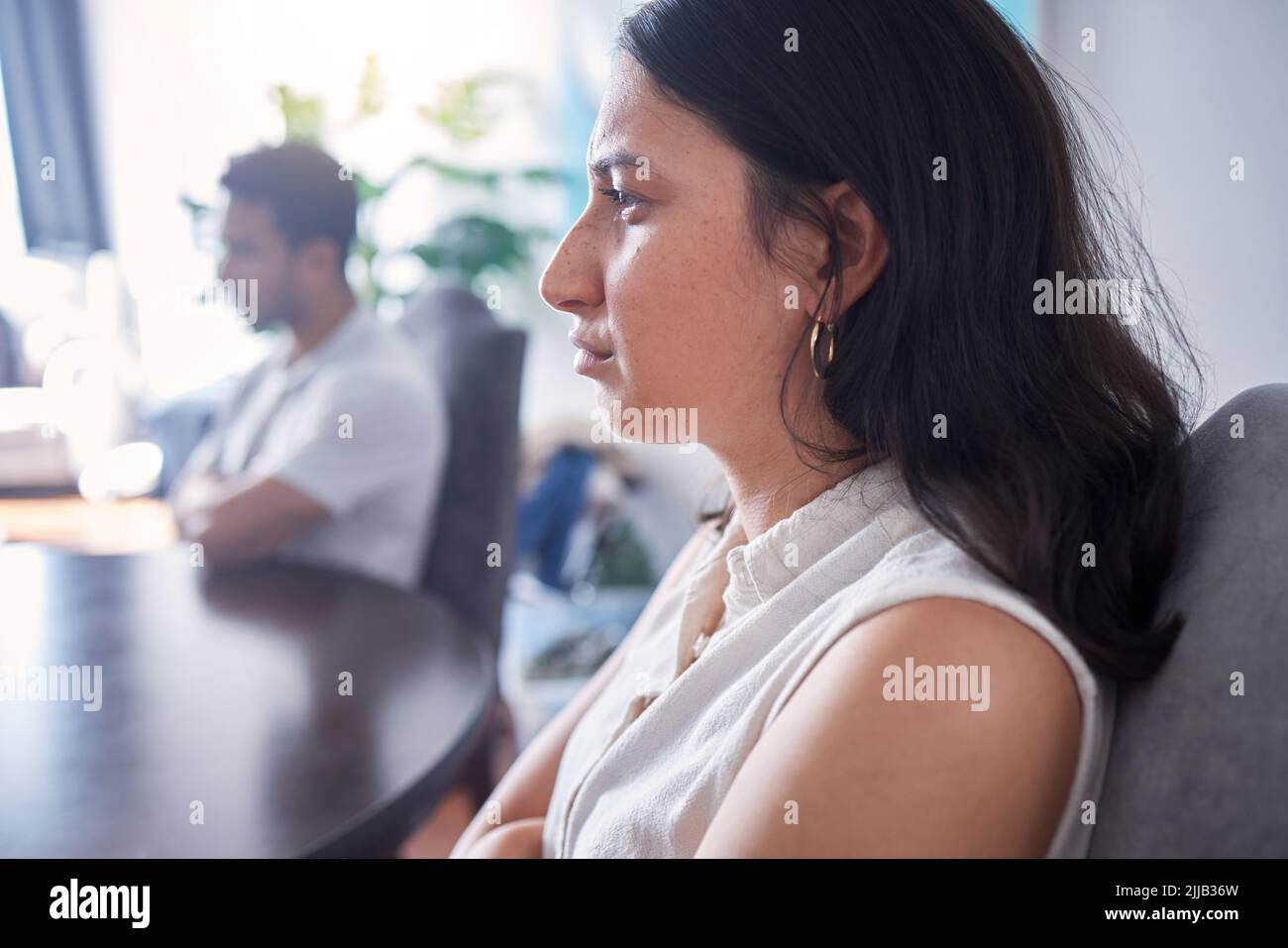 Ich werde mich nicht als erster entschuldigen. Ein junges Paar streitet zu Hause. Stockfoto