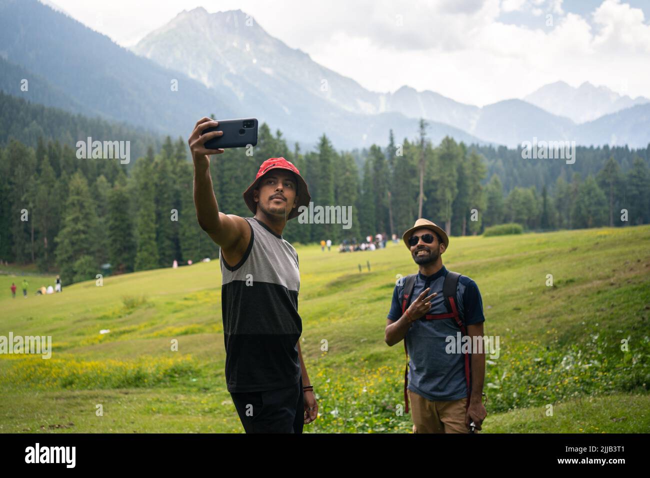 Mann nimmt Selfies im Baisaran Valley (Mini Schweiz) Pahalgam, Kaschmir, Indien. Stockfoto