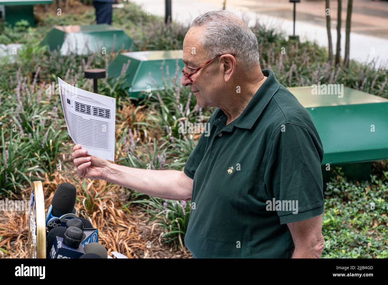 New York, New York, USA. 24.. Juli 2022. Senator Charles Schumer fordert vom Gesundheitsministerium (HHS) mehr Geld für „˜Kühlungshilfe“, während er ein Foto der Klimaanlage außerhalb seines Büros in Manhattan hält. Das „˜Cooling Assistance“-Programm nahm keine Anträge mehr an, da die Nachfrage im Vergleich zum Vorjahr um 200 % gestiegen ist und die Gelder des Programms ausgehen. (Bild: © Lev Radin/Pacific Press via ZUMA Press Wire) Stockfoto