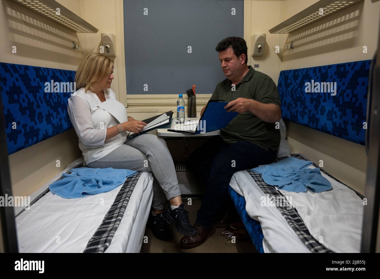 Przemysl, Polen. 24.. Juli 2022. Nancy Faeser (SPD, l), Bundesministerin für Inneres und Inneres, und Hubertus Heil (SPD), Bundesminister für Arbeit und Soziales, fahren mit dem Nachtzug nach Kiew in die Ukraine. Quelle: Christophe Gateau/dpa/Alamy Live News Stockfoto