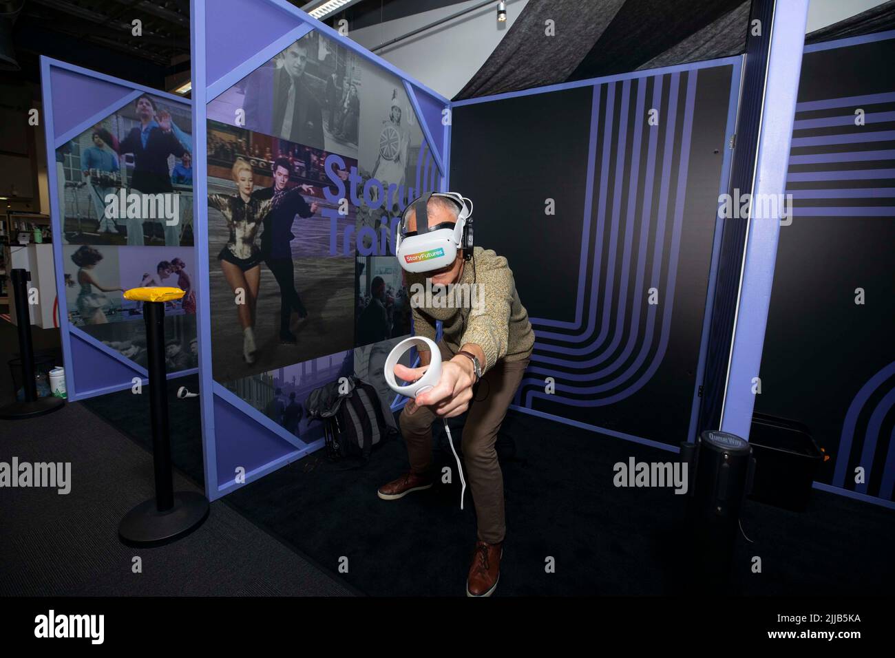 REDAKTIONELLE VERWENDUNG NUR Ron Pengelly testet VR beim StoryTrails Event, Teil von Epacked: Creativity in the UK, in der City Library, Bradford. Ausgabedatum: Montag, 25. Juli 2022. Die StoryTrails Live-Events rund um die Bradford-Bibliothek und in den Straßen der Stadt bieten digitale Erlebnisse, die es den Menschen ermöglichen, ihre Heimatstadt über einen maßgeschneiderten Augmented-Reality-Trail zu erleben. Das Video wurde mit Cine-Film- und Video-Home-Movie-Aufnahmen und Fotos von der BBC und dem British Film Institute sowie lokalen und nationalen Archiven erstellt, um die Geschichten des A zu erzählen Stockfoto