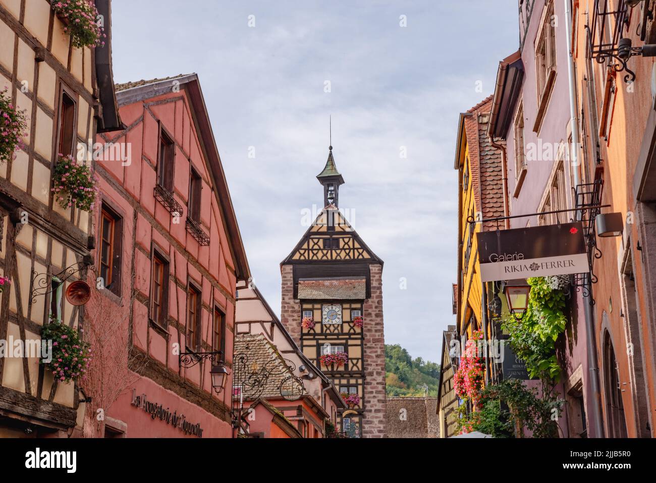 Alte Häuser mit schöner Architektur im Elsass. Stockfoto