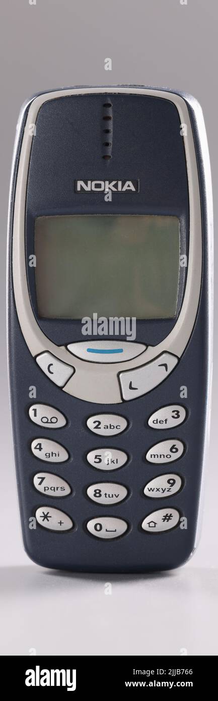Minsk, Weißrussland, 08. Dezember 2021: Handy Nokia 3310 blau auf grauem Hintergrund Stockfoto