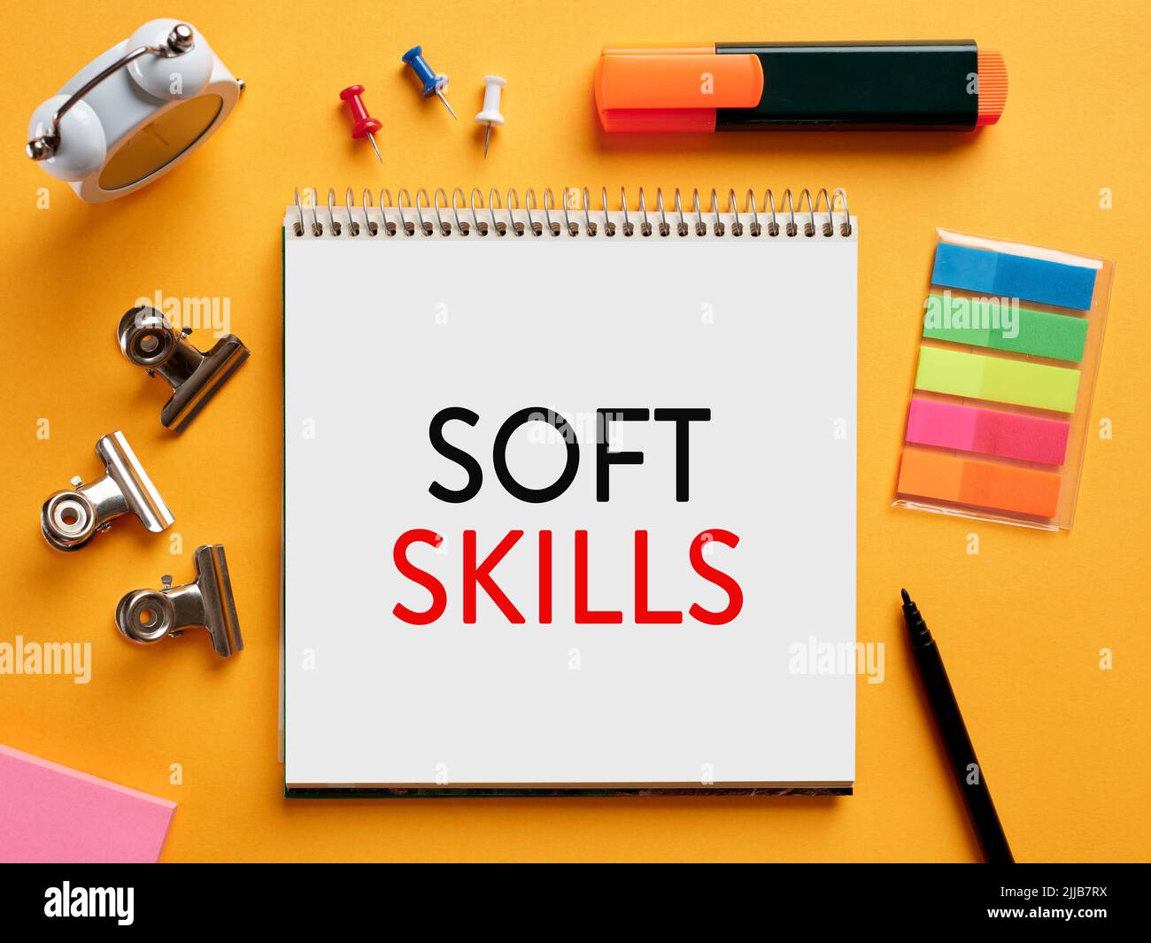 Das Wort „Soft Skills“, das auf einem Notebook auf einem Business-Desktop-Tisch steht. Konzept für Menschen, Kommunikation, Interaktion, Zuhören. Stockfoto