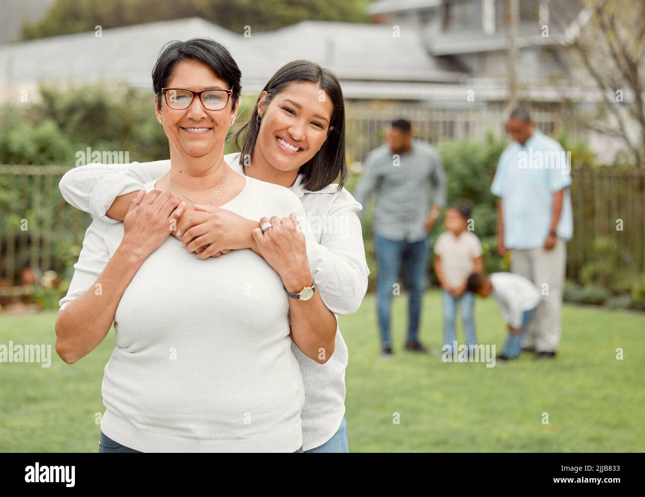 Suchen Sie nach ihnen und genießen Sie ihren Reichtum. Eine Mutter und eine Tochter halten sich gegenseitig draußen. Stockfoto