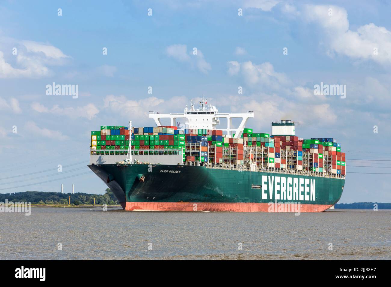 Stade, Deutschland – 4. Juli 2022: Containerschiff EVER GOLDEN auf der Elbe nach ihrem Besuch in Hamburg. Stockfoto