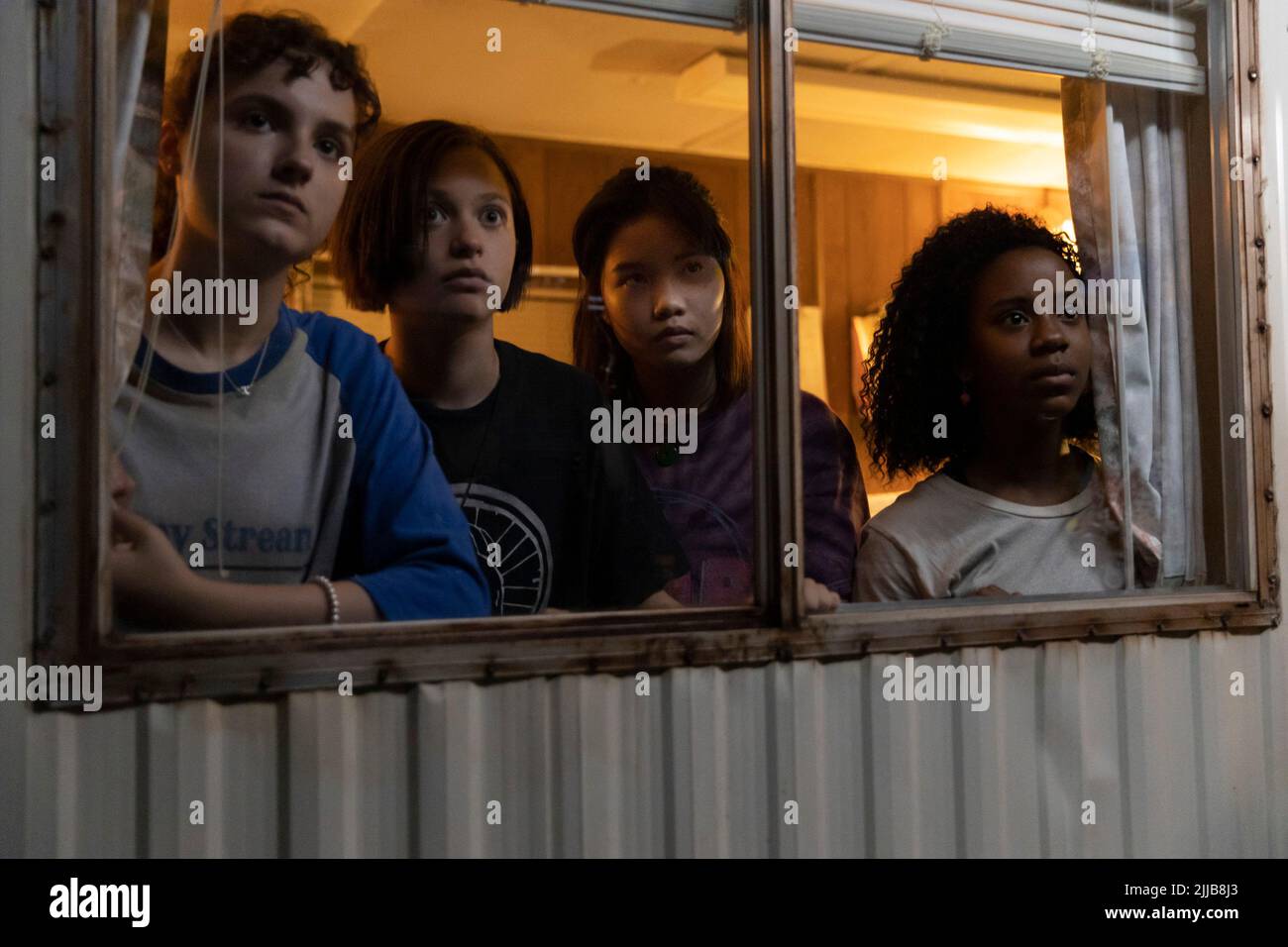 Undated TV noch Handout von Paper Girls. Im Bild: KJ Brandman als Fina Strazza, Mac Coyle als Sofia Rosinsky, Erin Tieng als Riley Lai Nelet und Tiffany Quilkin als Camryn Jones. PA Feature SHOWBIZ Download Bewertungen. Bildnachweis sollte lauten: PA Photo/Amazon Studios/Anjali Pinto. Alle Rechte Vorbehalten. ACHTUNG: Dieses Bild darf nur verwendet werden, um PA Feature SHOWBIZ Download Bewertungen zu begleiten. Stockfoto