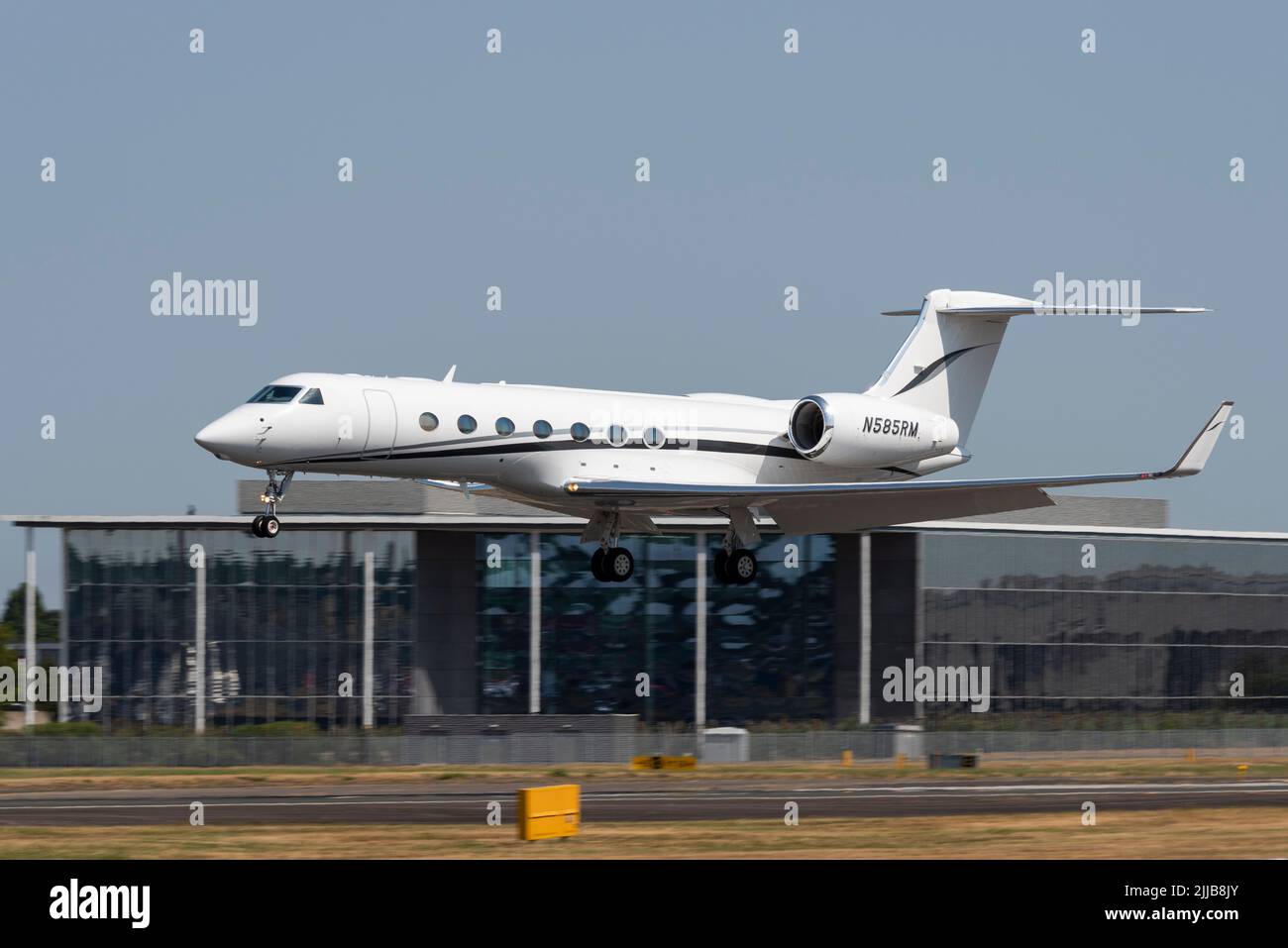 Gulfstream Aerospace G-V-SP, Gulfstream G550 Corporate Jet Flugzeug N585RM Landung auf dem Flughafen Farnborough im Juli 2022. Finale zu landen Stockfoto