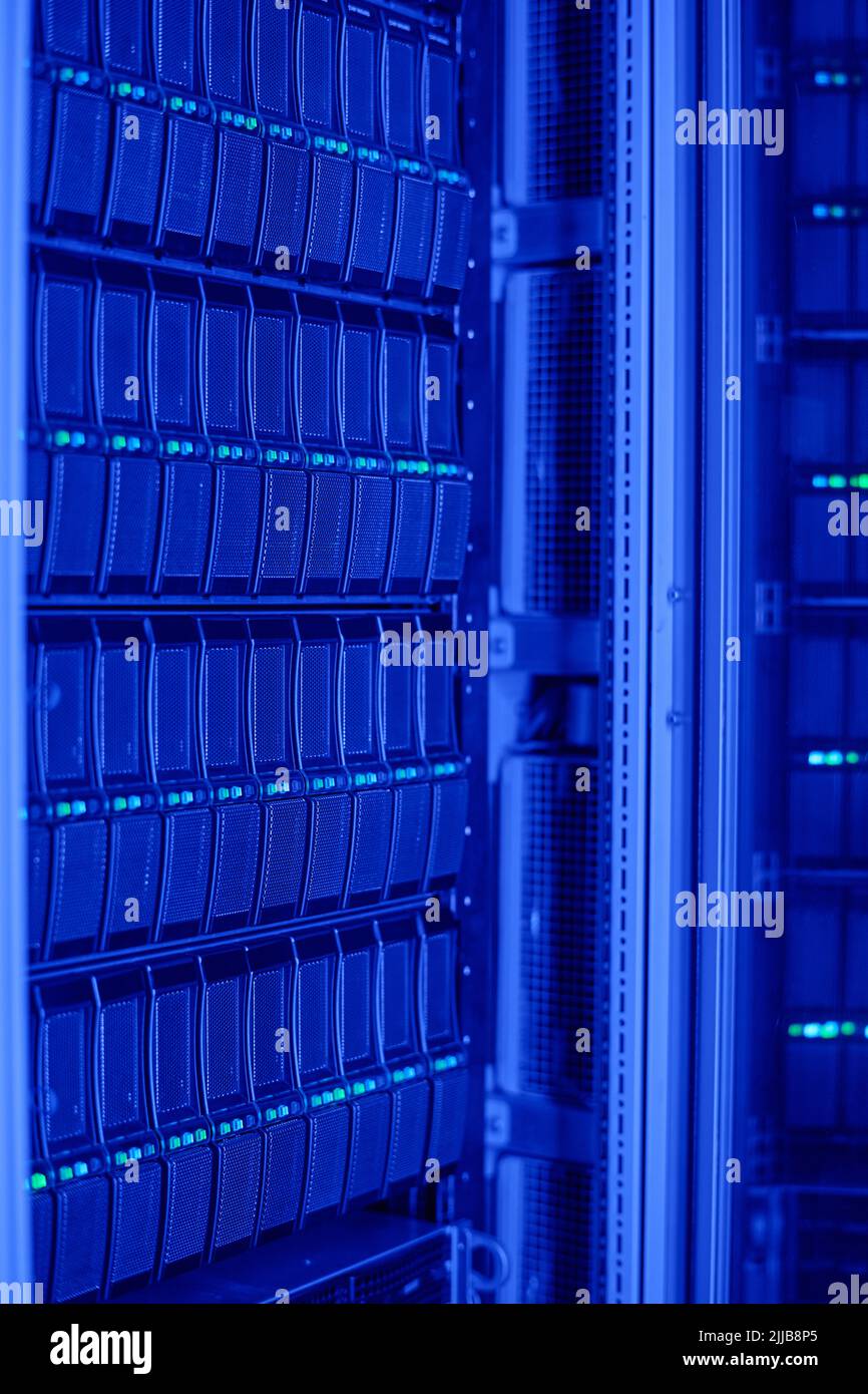 Nahaufnahme des Ports des Server-Racks für Arbeiten an der Netzwerkkommunikation im Rechenzentrum Stockfoto