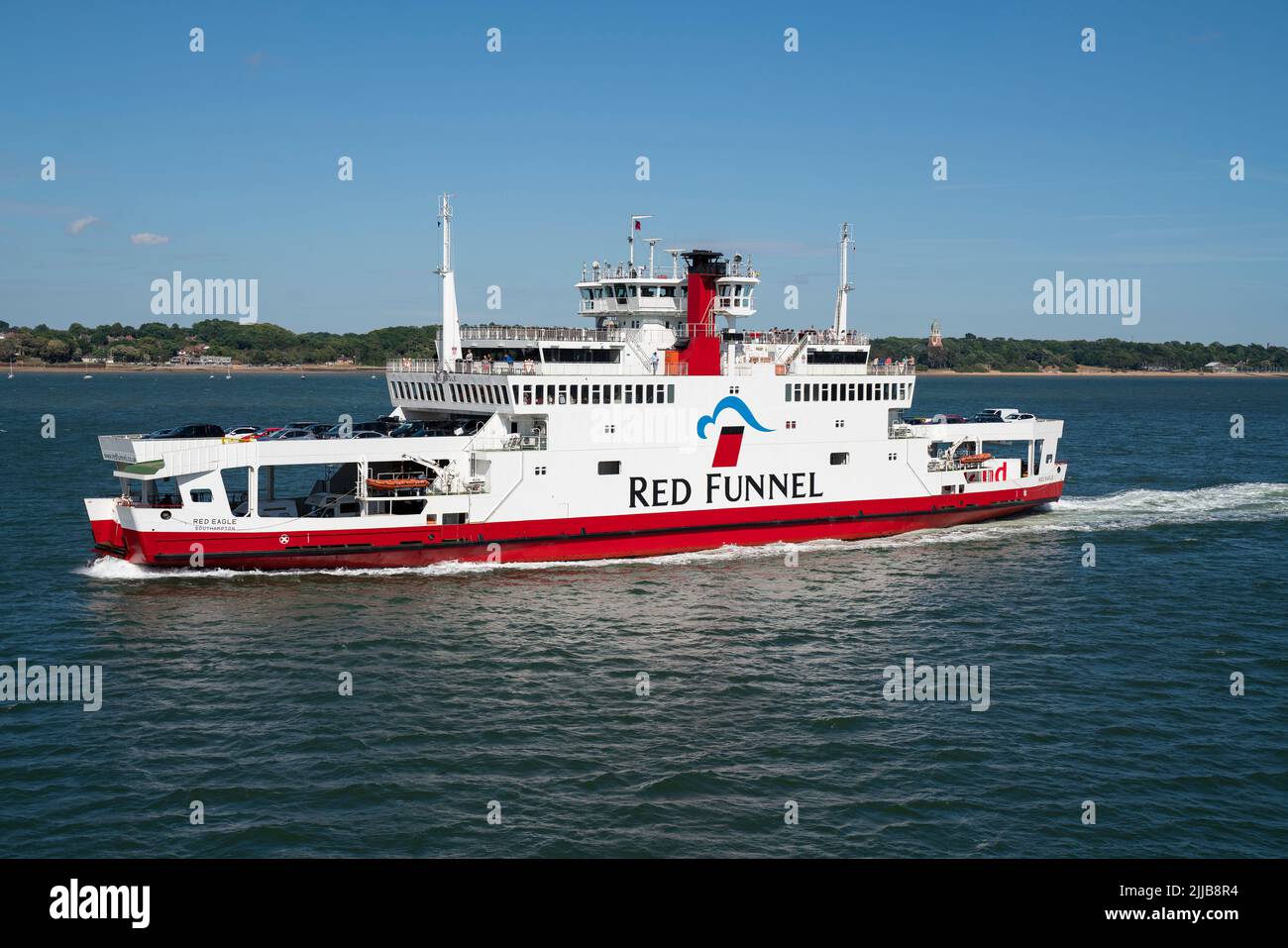 Die Red Funnel Fähre der 'Red Eagle' überquert den Solent von Cowes auf der Isle of Wight nach Southampton. Stockfoto