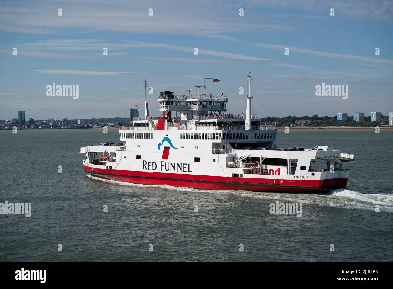 Die Red Funnel Fähre der 'Red Eagle' überquert den Solent von Cowes auf der Isle of Wight nach Southampton. Stockfoto