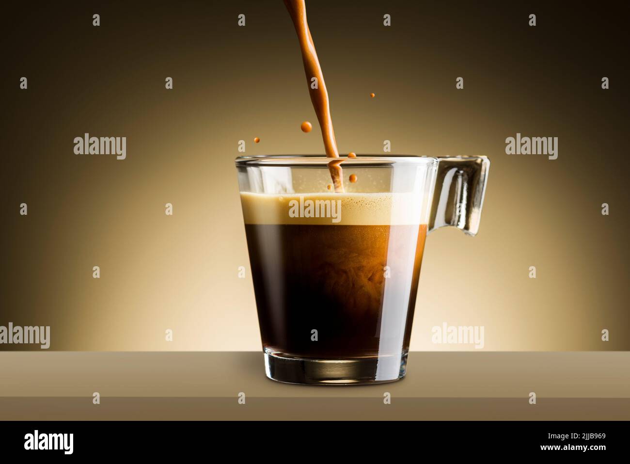 Gießen Sie schwarzen Kaffee in Glas Tasse, auf braunem Hintergrund Stockfoto