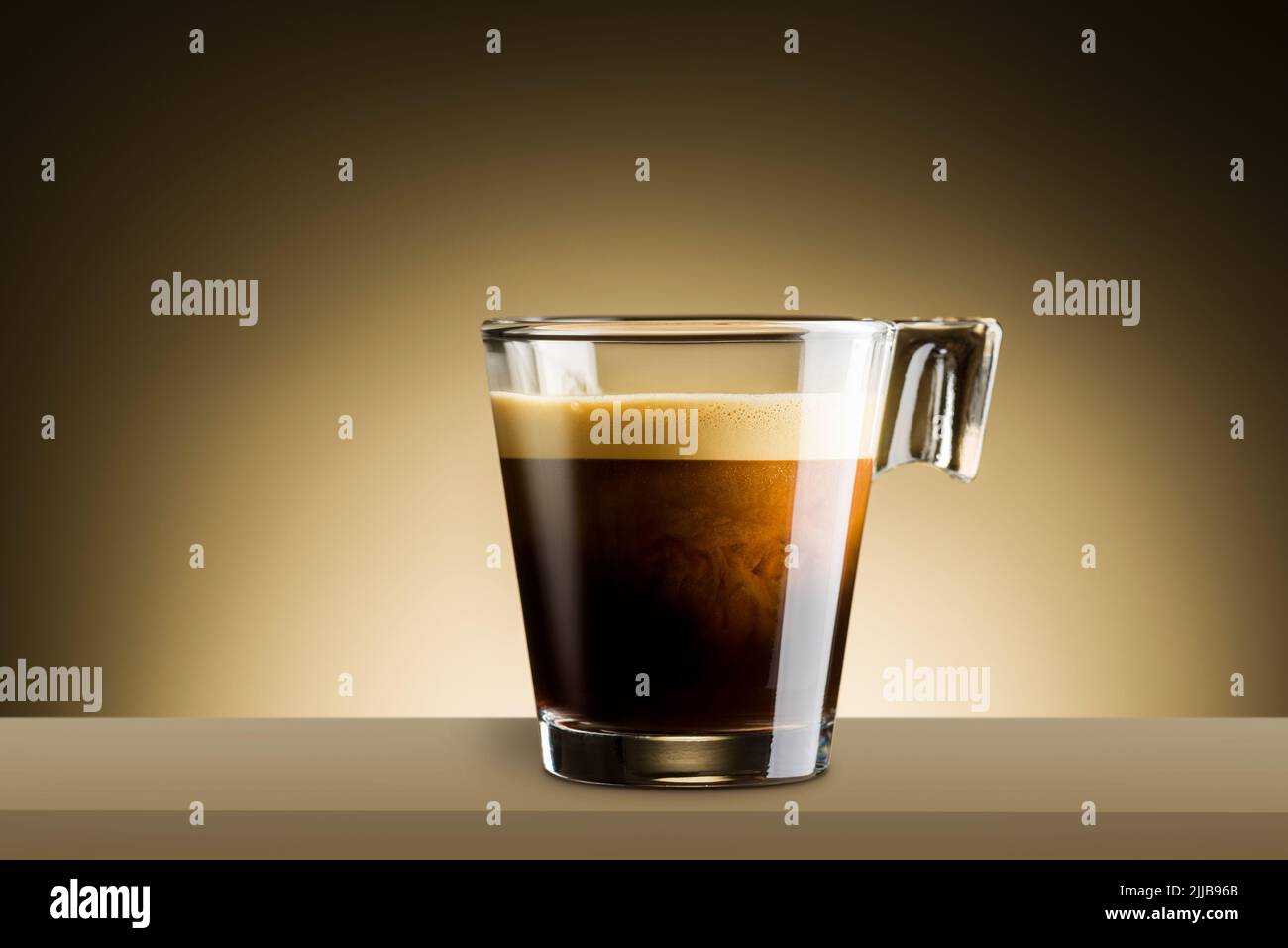 Schwarzer Kaffee in Glastasse auf braunem Hintergrund Stockfoto