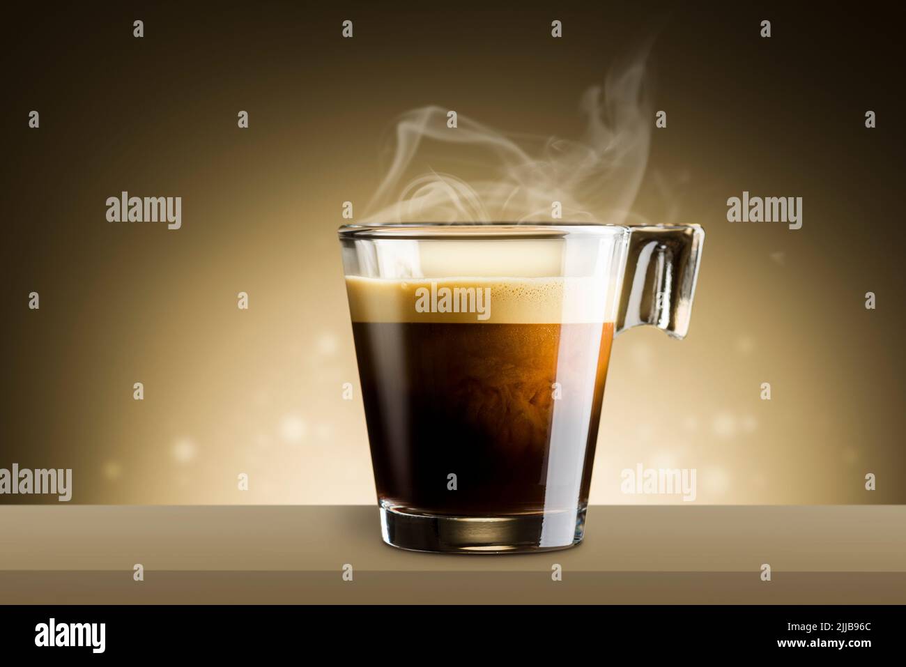 Schwarzer Kaffee in Glastasse mit Dampf, auf braunem Hintergrund Stockfoto