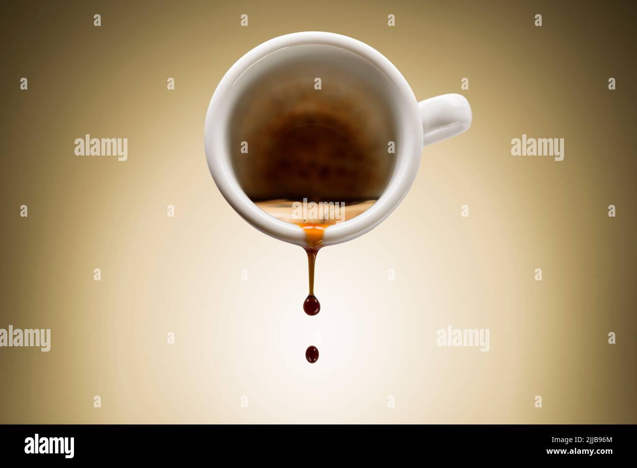 tasse Kaffee gießt tropfenden Kaffee auf braunem Hintergrund. Stockfoto