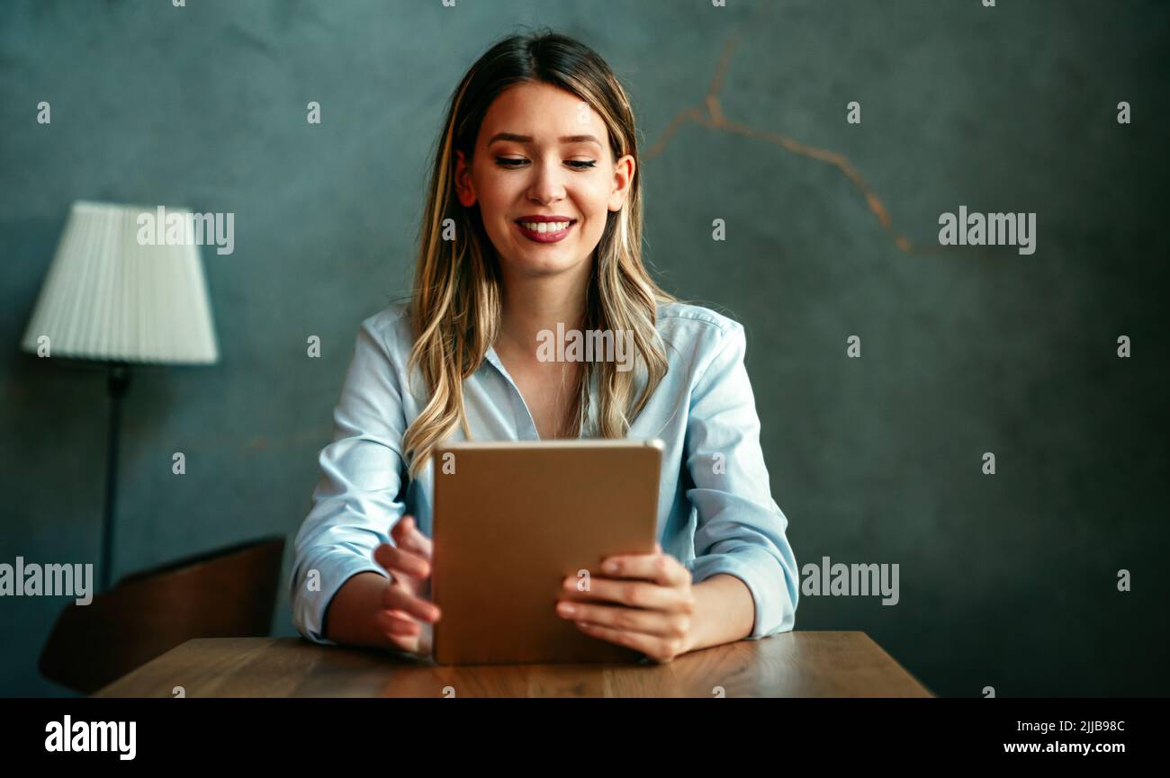Schöner Erfolg Frau arbeitet, mit digitalen Tablet. Business, Freiberufler, Social-Media-Konzept. Stockfoto