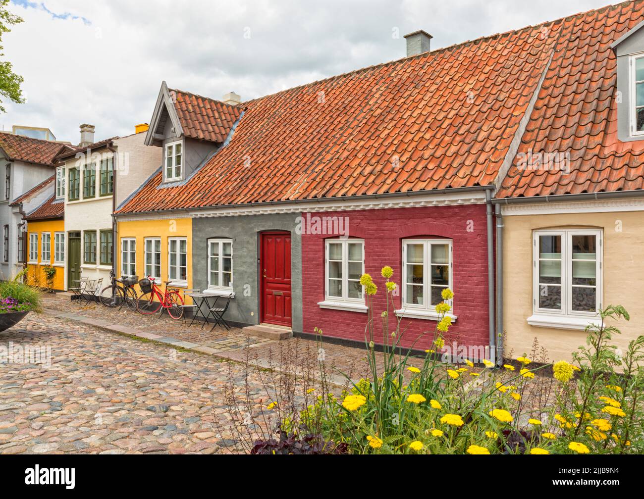 Idyllische Kobbelsteinallee mit bunten kleinen Häusern in der Altstadt von Odense, der Hauptstadt von Fünen, Dänemark Stockfoto