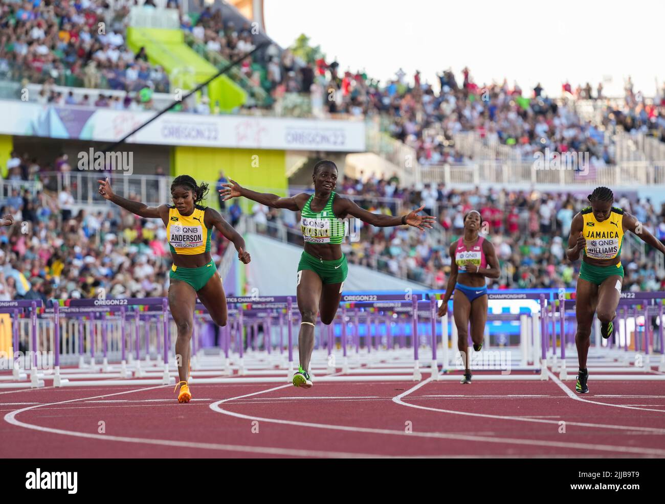 Eugene, USA. 24.. Juli 2022. Britany Anderson aus Jamaika, Tobi Amusan aus Nigeria, Kendra Harrison aus den Vereinigten Staaten und Danielle Williams aus Jamaika (L bis R) treten beim Hürdenfinale der Frauen 100m bei den Leichtathletik-Weltmeisterschaften Oregon22 in Eugene, Oregon, USA, am 24. Juli 2022 an. Quelle: Wang Ying/Xinhua/Alamy Live News Stockfoto