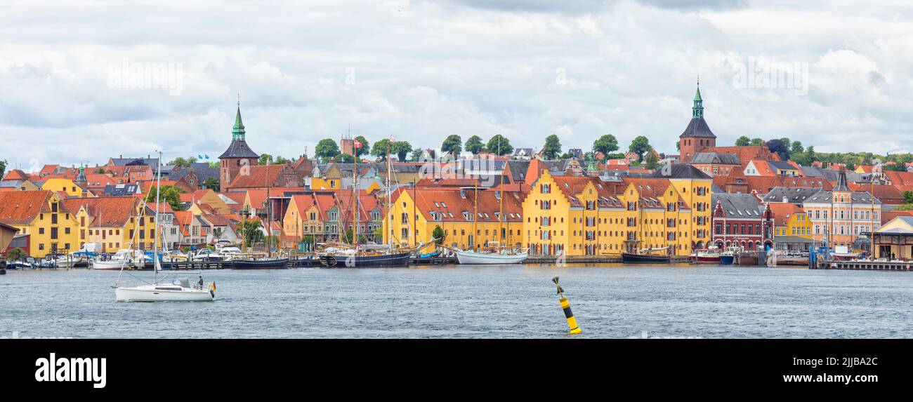 Panorama der Uferpromenade mit historischem Segelschiffhafen und Altstadt von Svendborg, Fünen, Dänemark Stockfoto
