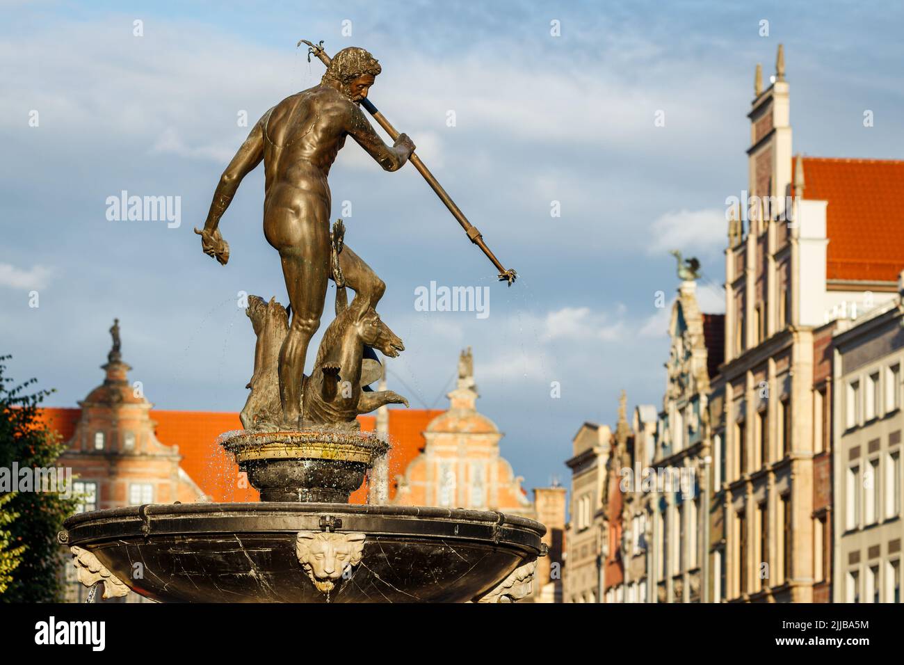 Danzig, Polen mit neptunbrunnen-Statue. Berühmter Ort und Touristenattraktion im Reiseziel. Europäische Altstadt an der Ostsee Stockfoto