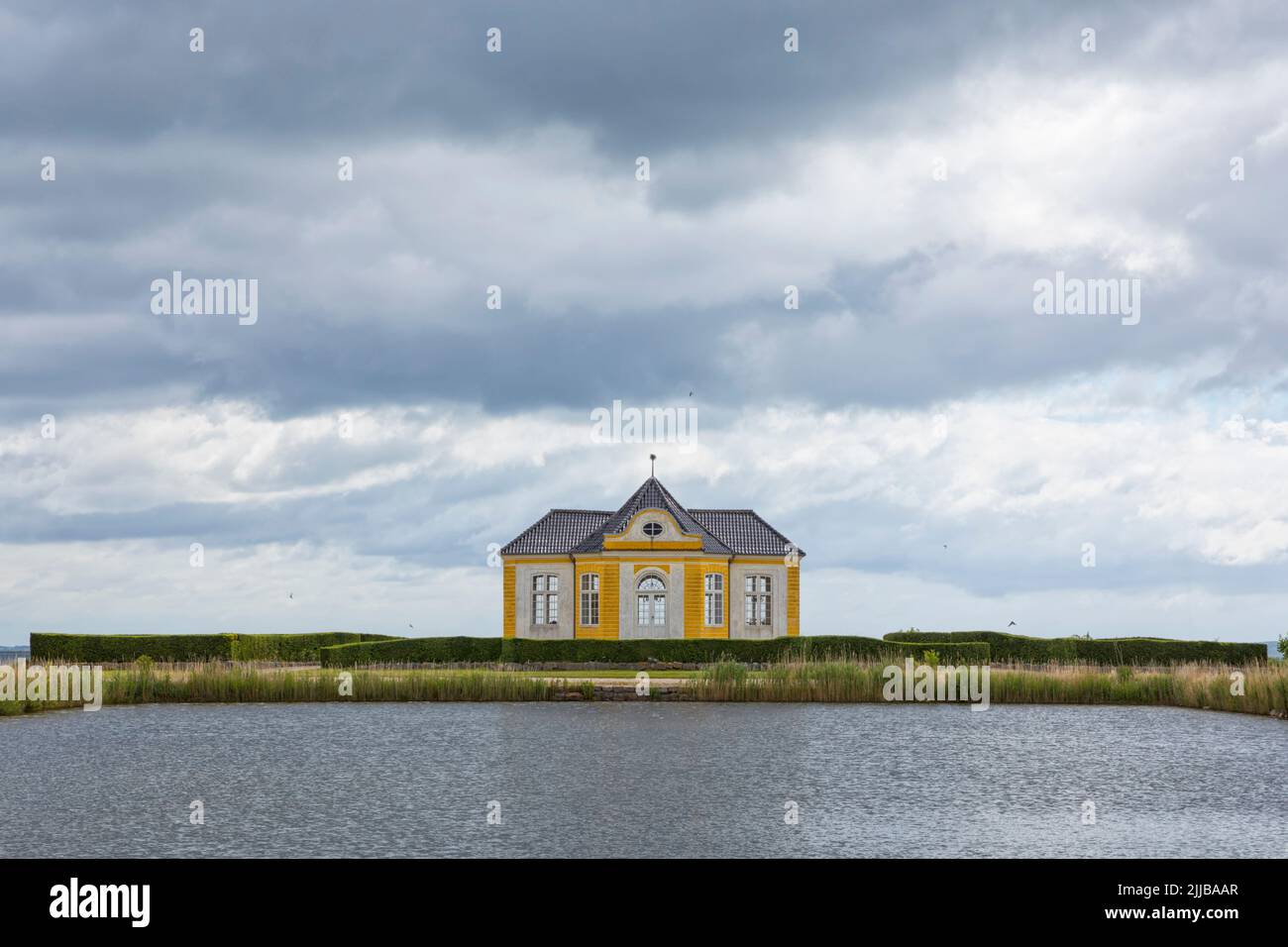 Seepavillon und Teich auf Schloss Valdemar bei Svendborg, Dänemark Stockfoto