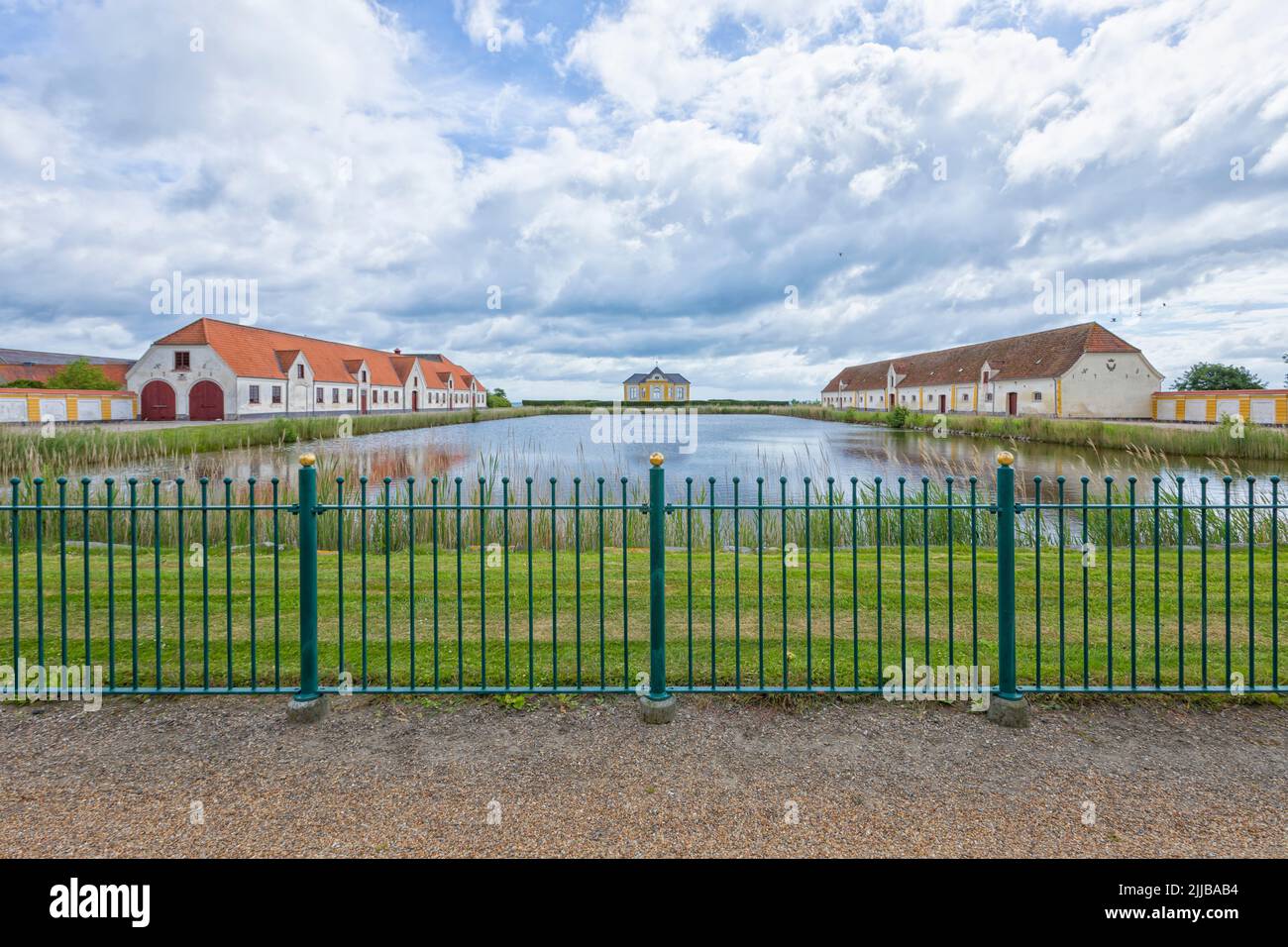 Teich, Seepavillon und Bauernhöfe auf Schloss Valdemar bei Svendborg, Dänemark Stockfoto