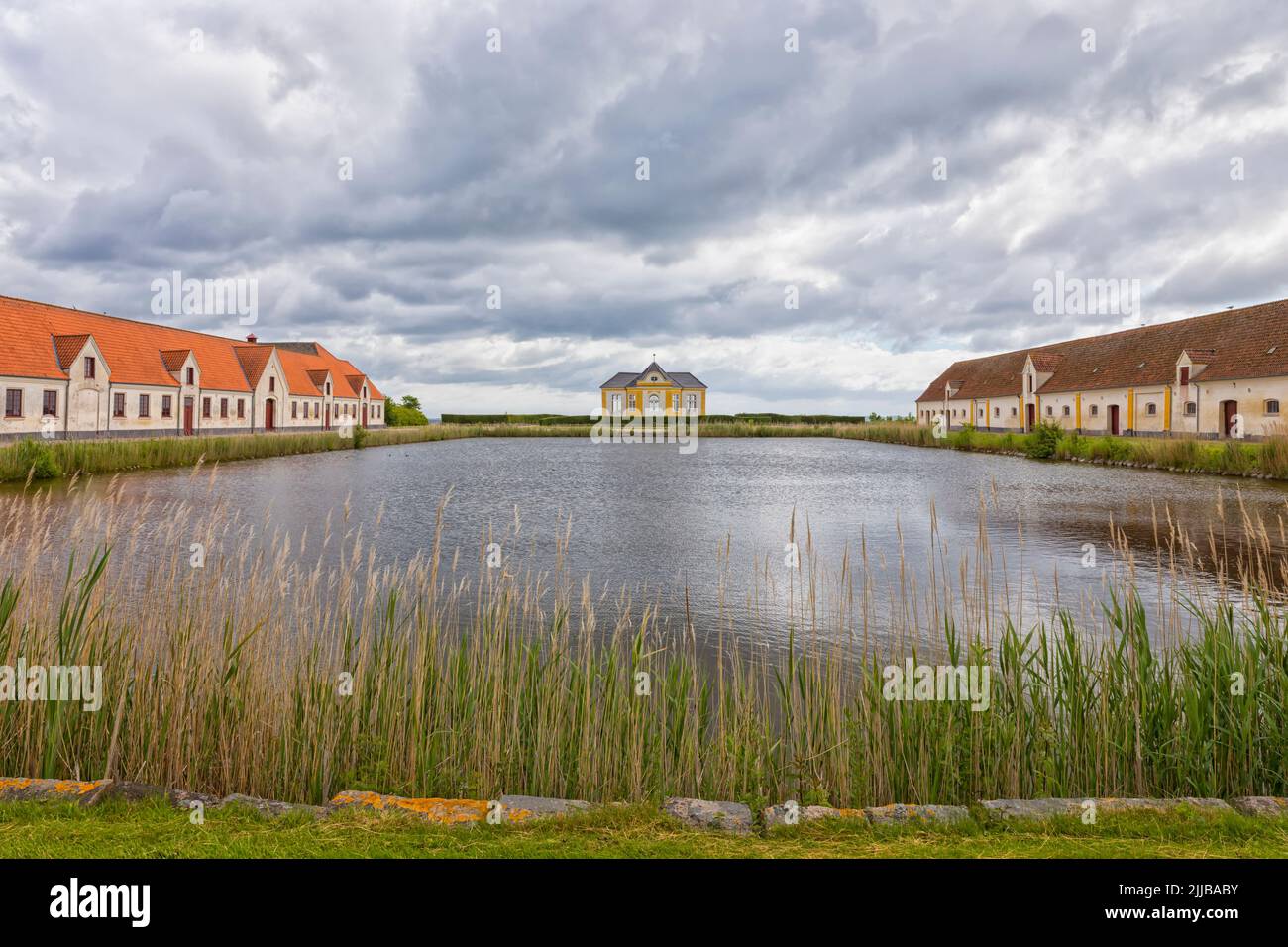 Teich, Seepavillon und Bauernhöfe auf Schloss Valdemar bei Svendborg, Dänemark Stockfoto