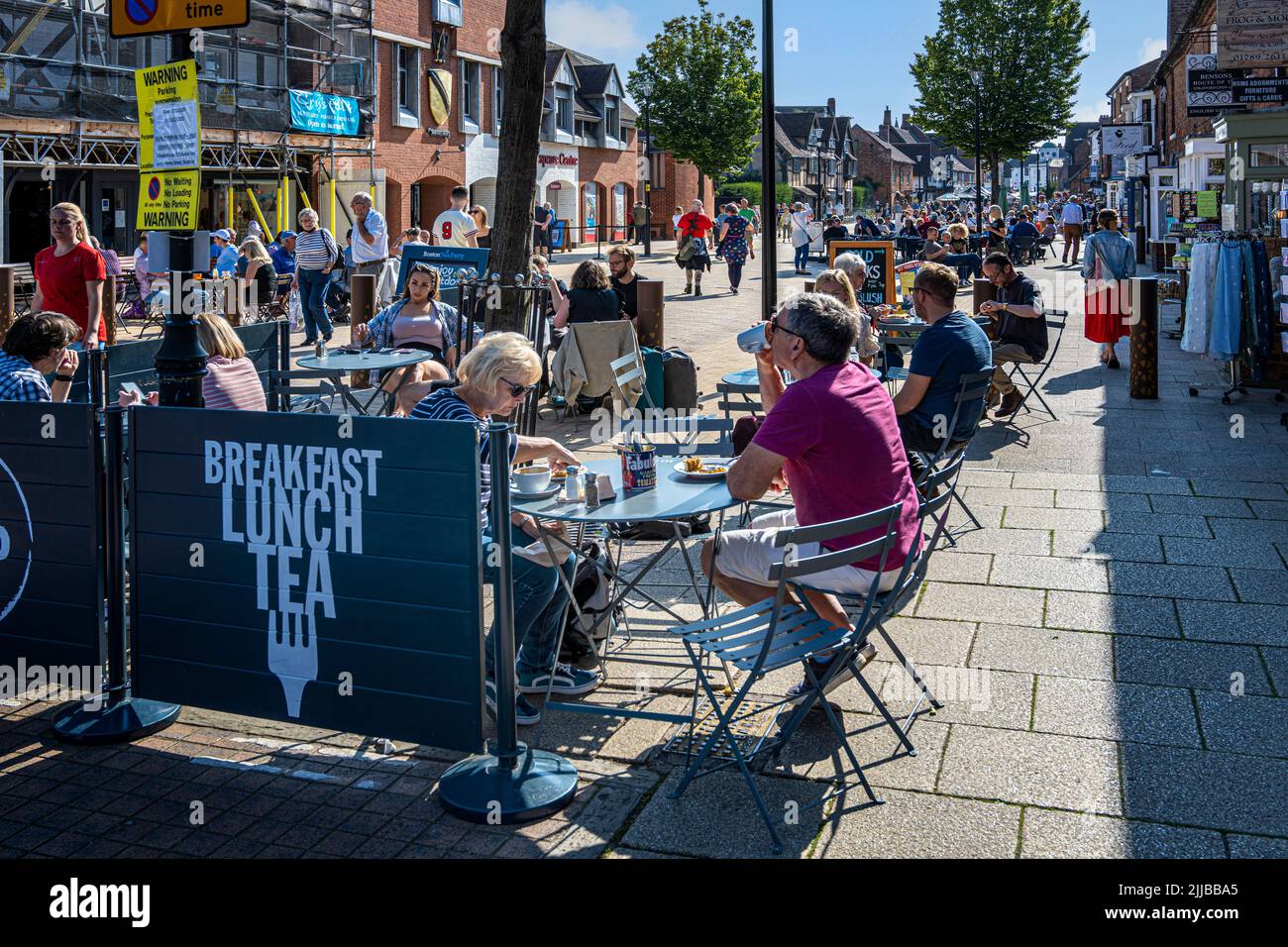 Menschen essen und trinken auf einem Straßenbelag Café Cafés Restaurant Restaurants Henley Street Stratford upon Avon UK Stockfoto