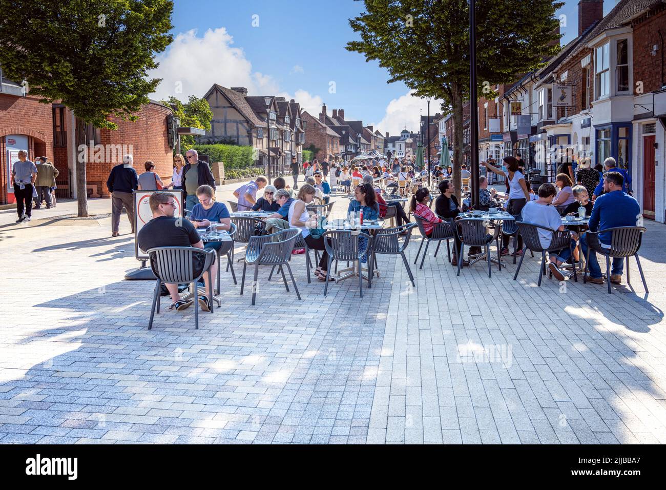 Menschen essen und trinken auf einem Straßenbelag Café Cafés Restaurant Restaurants Henley Street Stratford upon Avon UK Stockfoto