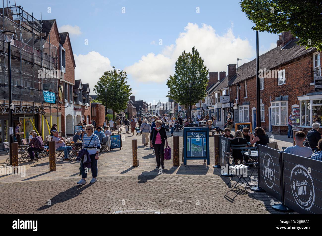 Shopper und Geschäfte in der Henley Street Stratford upon Avon Stadtzentrum Warwickshire England Stockfoto