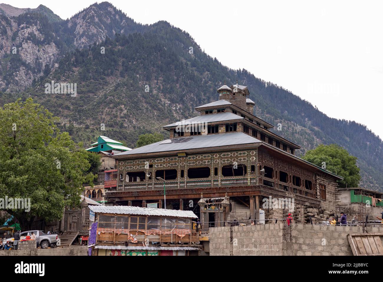 THAL, UPPER dir, PAKISTAN - 10. JUNI 2022: Die Jamia Masjid steht an einer Straße am Rande des Flusses Kumrat. Stockfoto