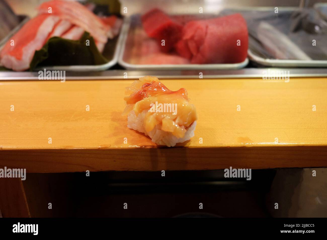 Nahaufnahme von Akagai (Arche Shell) Sushi auf der Holztischbar Stockfoto