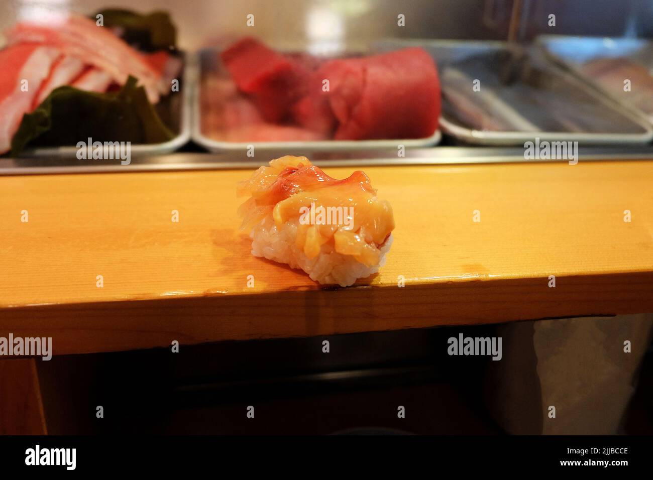 Nahaufnahme von Akagai (Arche Shell) Sushi auf der Holztischbar Stockfoto