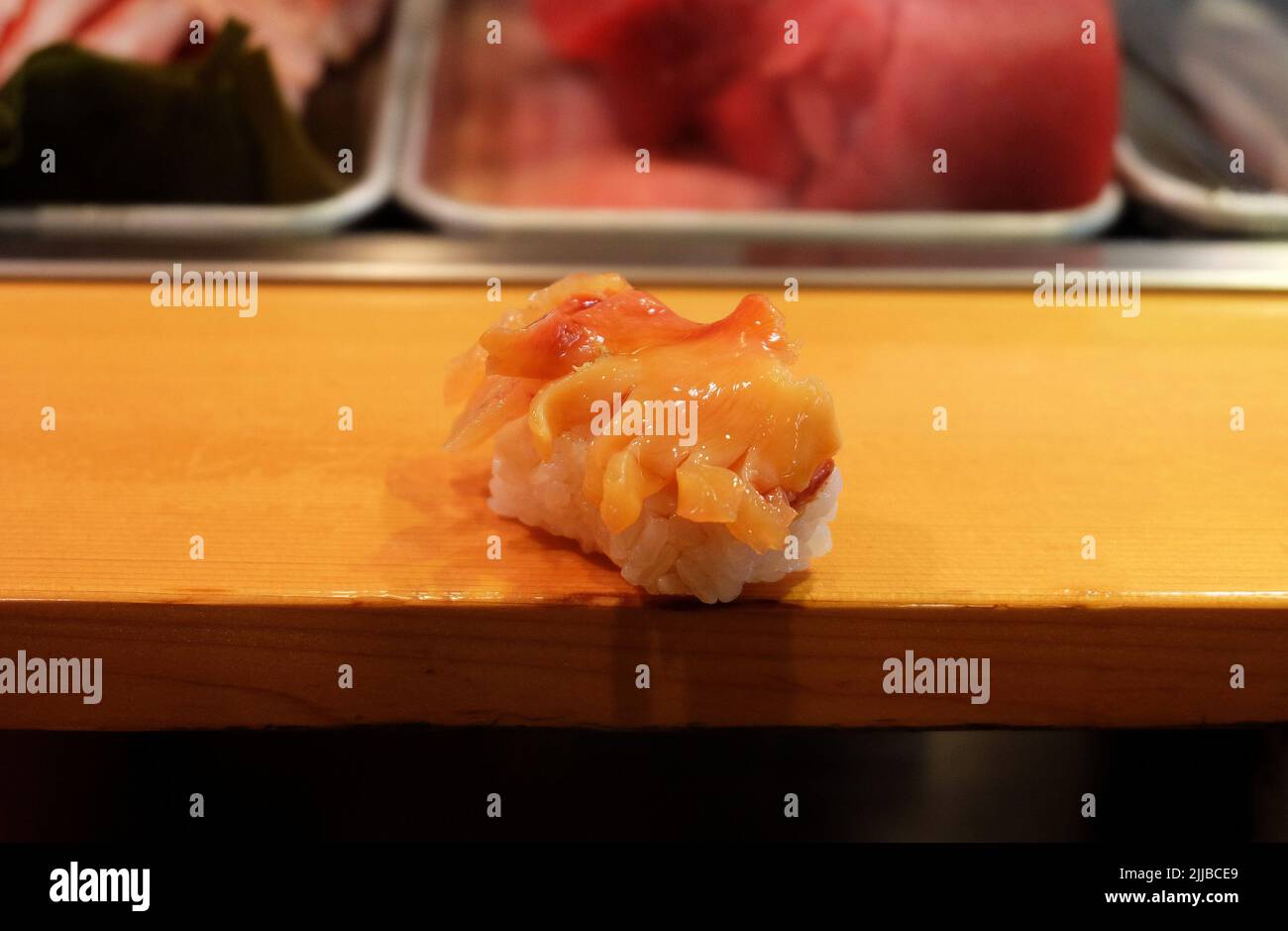 Nahaufnahme von Akagai (Arche Shell) Sushi auf der Holztischbar Stockfoto