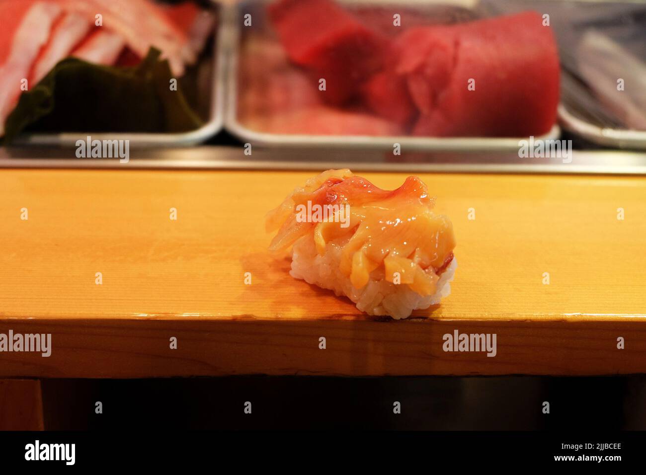 Nahaufnahme von Akagai (Arche Shell) Sushi auf der Holztischbar Stockfoto