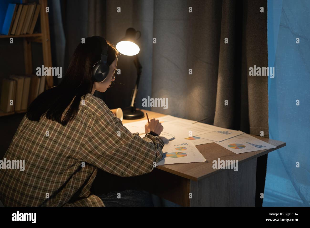 Junge asiatische Mädchen arbeiten denken Idee für Projekt und Papier Probleme in der Nacht zu Hause, weibliche Student studing mit Notebook mit frustriert und Stockfoto