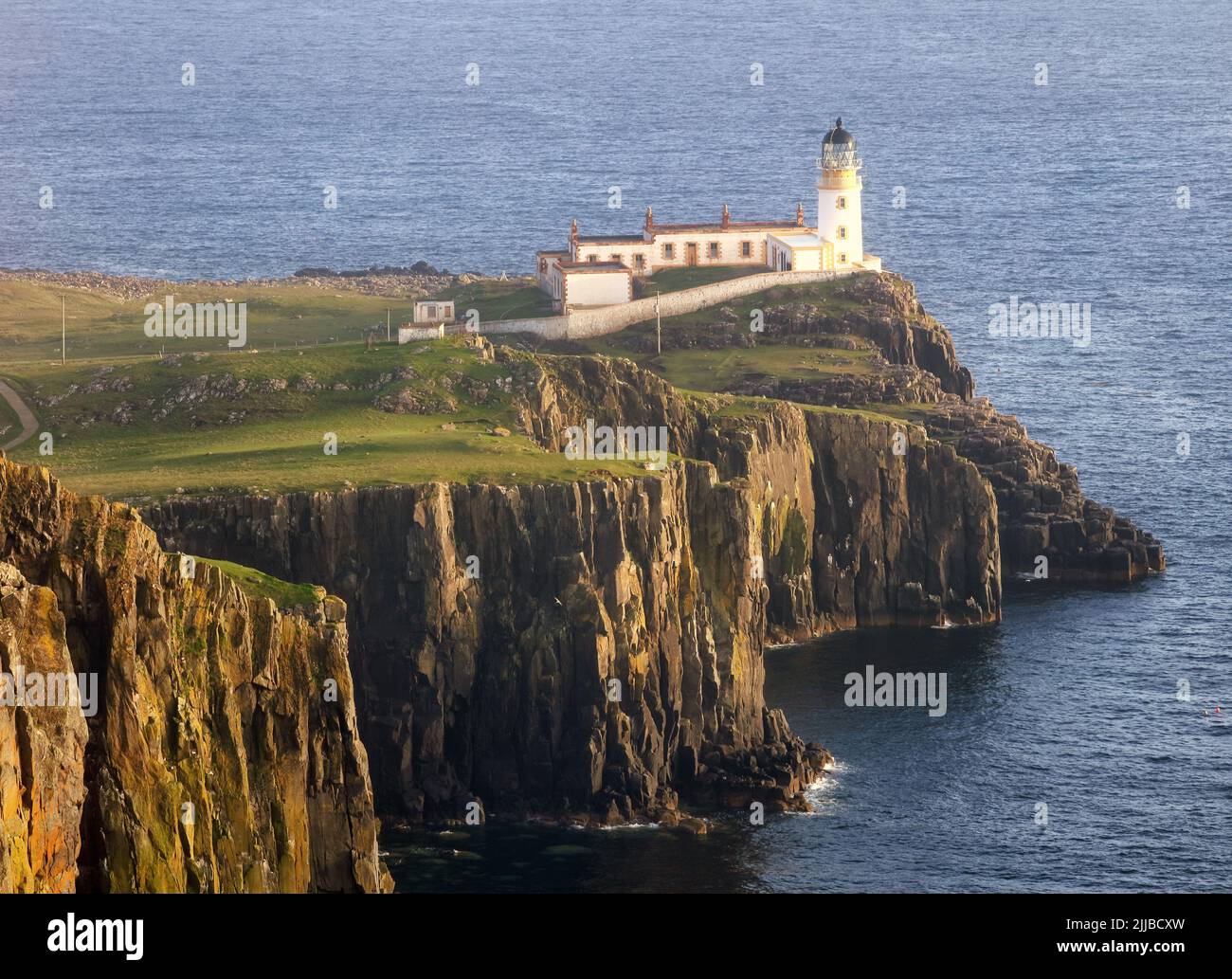 Isle of Skye Leuchtturm am Neist Point mit schönem goldenen Licht, wunderschöne Landschaft mit Meer - Schottland Stockfoto