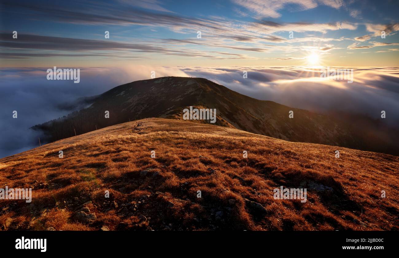 Niedrige Tatra in der Slowakei über Wolken Stockfoto