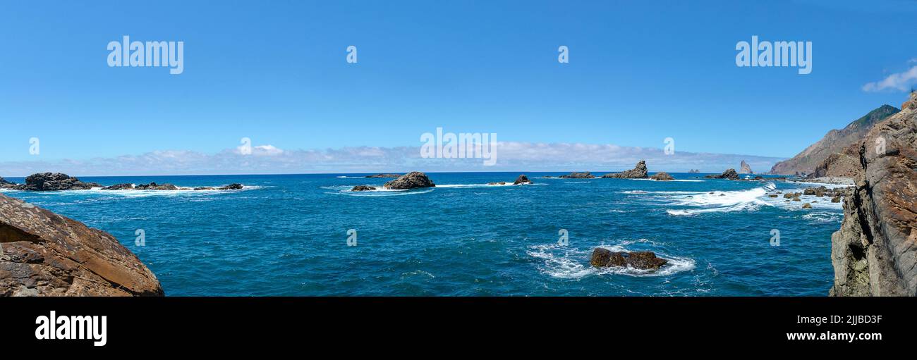 Panoramablick auf die Klippen des Anaga-Gebirges im Dorf Almaciga in der Nähe des strandes playa Roque de las Bodegas auf Teneriffa, Kanarische Inseln, Spanien. Stockfoto