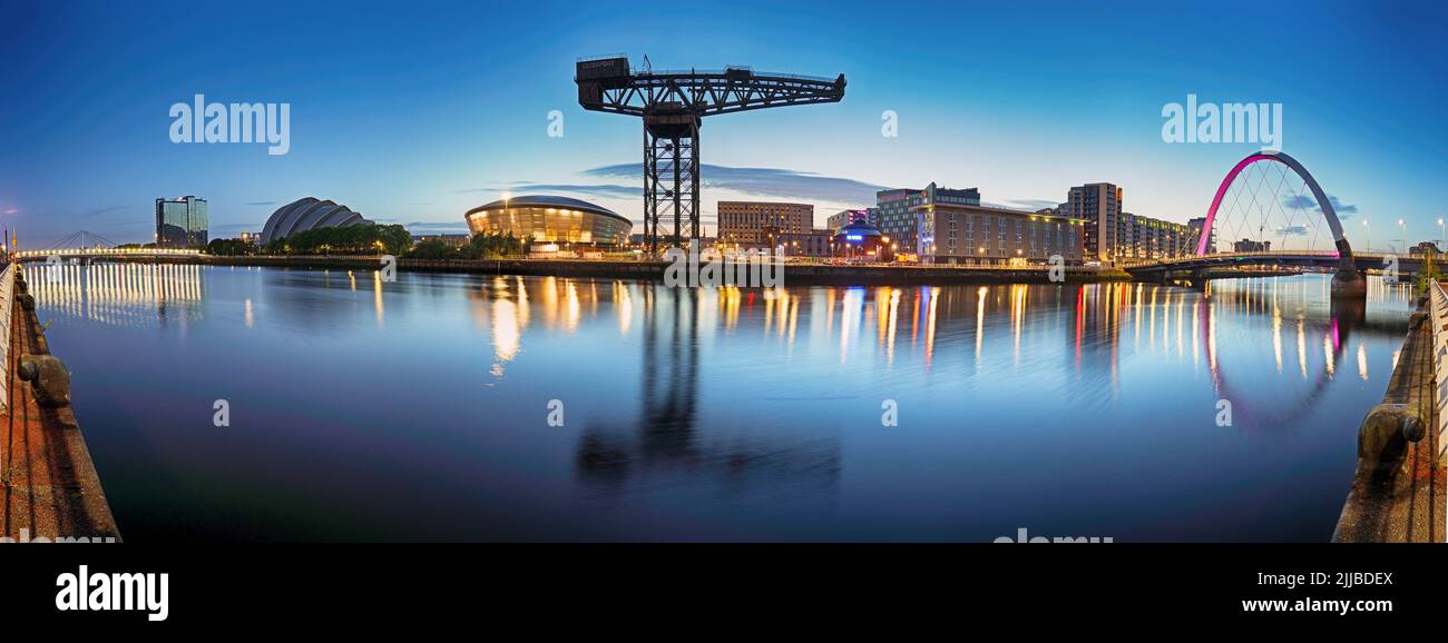 Glasgow Stadtbild bei Nacht, Blick nach Norden über den Fluss Clyde Stockfoto