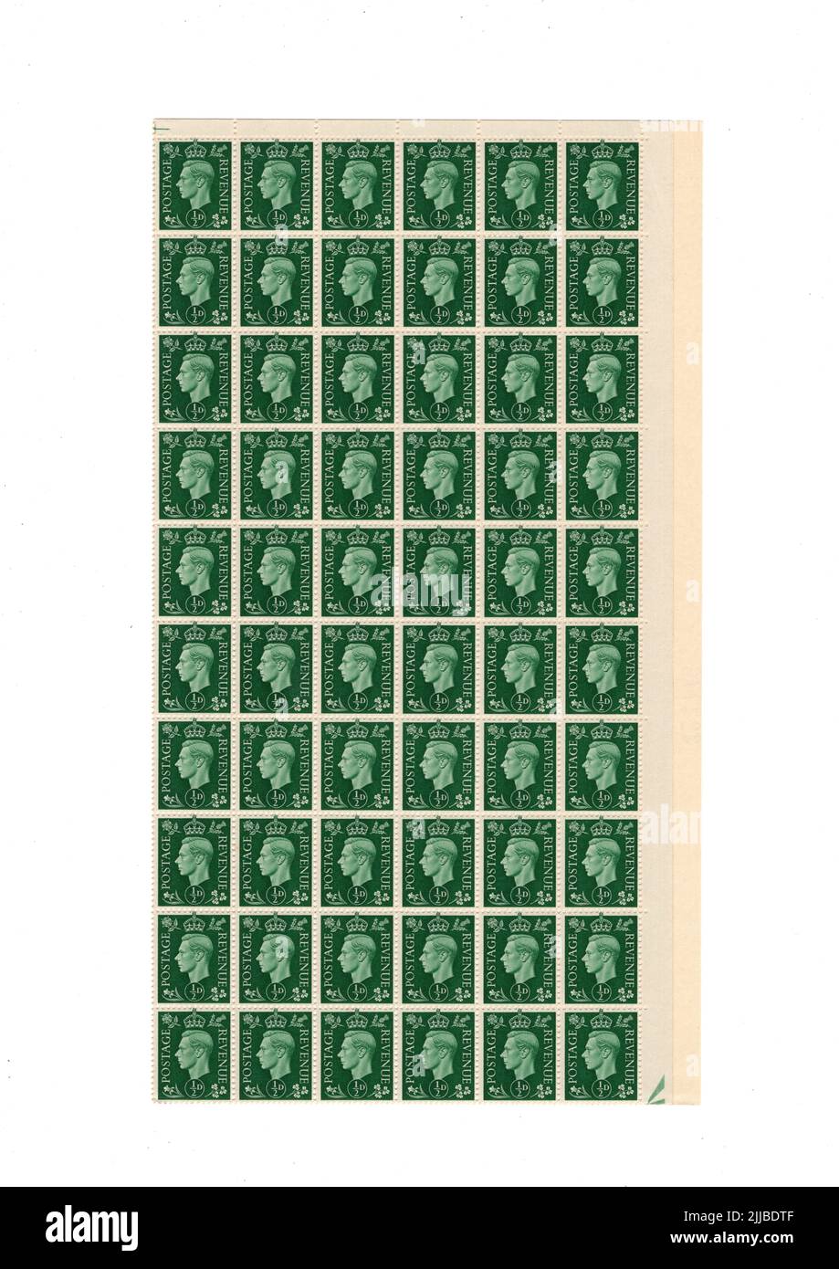 Ein Block aus grünen George VI Münzstempel aus dem Jahrgangsalter GB auf weißem Grund. Stockfoto