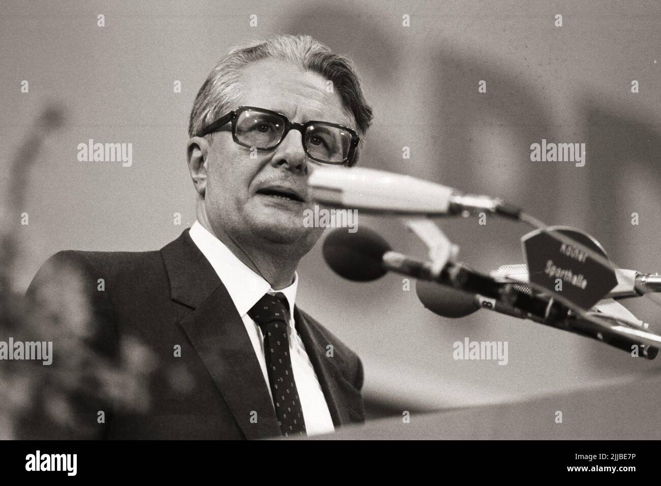 Der deutsche SPD Politiker Hans-Jochen Vogel hält eine Rede während einer SPD-Pressekonferenz 1983 in Köln. Stockfoto